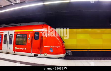 S-Bahn der Region Stuttgart in der unterirdischen Haltestelle Schwabstraße. //15.01.2025: Stuttgart, Baden-Württemberg, Deutschland. *** Region Stuttgart S-Bahn in der U-Bahn-Station Schwabstraße 15 01 2025 Stuttgart, Baden Württemberg, Deutschland Stockfoto