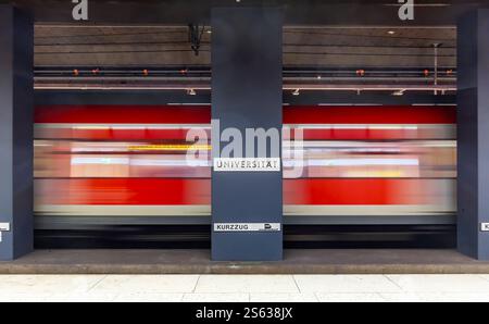 S-Bahn der Region Stuttgart in der unterirdischen Haltestelle Universität. //15.01.2025: Stuttgart, Baden-Württemberg, Deutschland. *** Region Stuttgart S-Bahn in der U-Bahn-Station Universität 15 01 2025 Stuttgart, Baden Württemberg, Deutschland Stockfoto