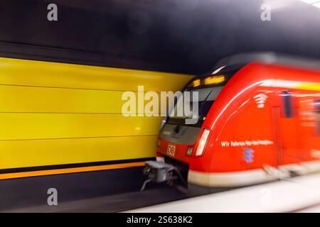 S-Bahn der Region Stuttgart in der unterirdischen Haltestelle Schwabstraße. //15.01.2025: Stuttgart, Baden-Württemberg, Deutschland. *** Region Stuttgart S-Bahn in der U-Bahn-Station Schwabstraße 15 01 2025 Stuttgart, Baden Württemberg, Deutschland Stockfoto