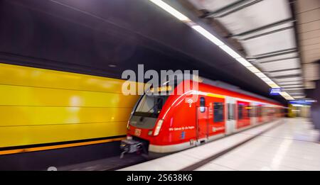 S-Bahn der Region Stuttgart in der unterirdischen Haltestelle Schwabstraße. //15.01.2025: Stuttgart, Baden-Württemberg, Deutschland. *** Region Stuttgart S-Bahn in der U-Bahn-Station Schwabstraße 15 01 2025 Stuttgart, Baden Württemberg, Deutschland Stockfoto