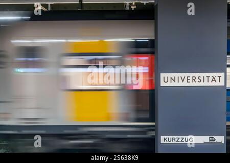 S-Bahn der Region Stuttgart in der unterirdischen Haltestelle Universität. //15.01.2025: Stuttgart, Baden-Württemberg, Deutschland. *** Region Stuttgart S-Bahn in der U-Bahn-Station Universität 15 01 2025 Stuttgart, Baden Württemberg, Deutschland Stockfoto