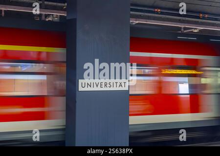 S-Bahn der Region Stuttgart in der unterirdischen Haltestelle Universität. //15.01.2025: Stuttgart, Baden-Württemberg, Deutschland. *** Region Stuttgart S-Bahn in der U-Bahn-Station Universität 15 01 2025 Stuttgart, Baden Württemberg, Deutschland Stockfoto