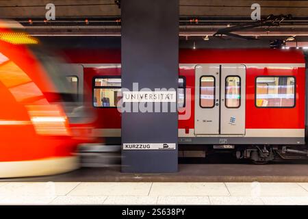 S-Bahn der Region Stuttgart in der unterirdischen Haltestelle Universität. //15.01.2025: Stuttgart, Baden-Württemberg, Deutschland. *** Region Stuttgart S-Bahn in der U-Bahn-Station Universität 15 01 2025 Stuttgart, Baden Württemberg, Deutschland Stockfoto