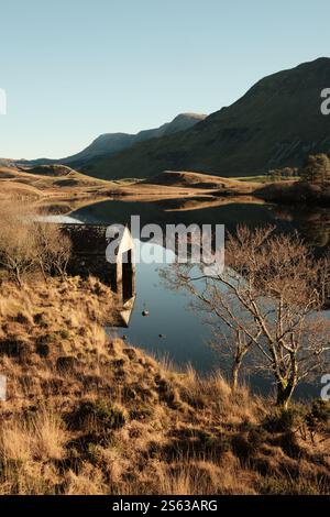Ein Bootshaus steht am Rande der Cregennan Seen, oder Llynnau Cregennan, in der Nähe von Arthog, Dolgellau und der Mawddach-Mündung in Nordwales Stockfoto