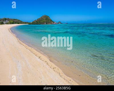 Lombok, Indonesien, Strandlandschaft am Strand von Kuta Mandalika. Lombok ist eine Insel in der indonesischen Provinz Nusa Tenggara. Stockfoto