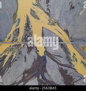 Luftaufnahme von geflochtenen Gletscherflüssen und einer Brücke in Hornafjörður, Süd-Island. Stockfoto