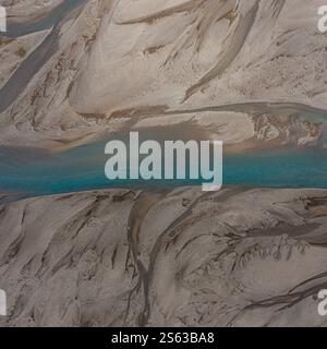 Aus der Vogelperspektive Gletscherflüsse mit leuchtendem blauem Wasser in Hornafjörður, Island. Stockfoto