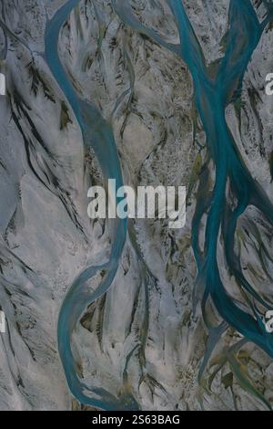 Aus der Vogelperspektive Gletscherflüsse mit leuchtendem blauem Wasser in Hornafjörður, Island. Stockfoto