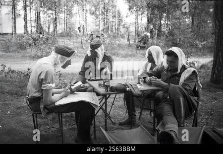Deutsche Soldaten tragen Mückenschutz Netze auf ihre Köpfe im Wald in der Nähe von Babruysk UDSSR im Juni 1941 beim Start der deutschen Invasion Russlands in WW2. Dieses Bild wurde von einem deutschen Offizier in der Armee/Soldat in der udssr zwischen 26/6 - 8/7/1941 während der Operation Barbarossa. Stockfoto