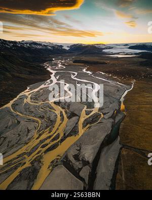 Luftaufnahme der geflochtenen Flüsse, die beim Sonnenuntergang in Südisland vom Hoffellsjökull-Gletscher fließen. Stockfoto