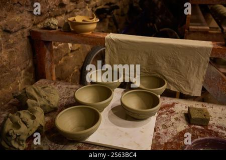 Herstellung von keramischen Produkten, Werkstück. Schöner Hintergrund mit Keramikstücken Stockfoto