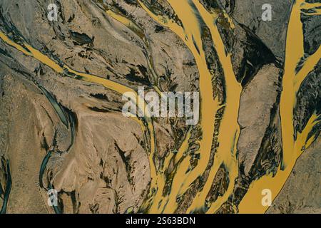 Aus der Vogelperspektive pulsierende geflochtene Gletscherflüsse, die sich durch Jokulsasandur, Lon, Ost-Island schlängeln. Stockfoto