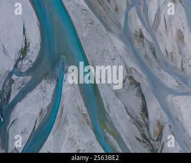 Aus der Vogelperspektive pulsierende geflochtene Gletscherflüsse, die sich durch Jokulsasandur, Lon, Ost-Island schlängeln. Stockfoto