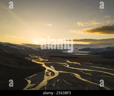 Luftaufnahme der geflochtenen Flüsse, die beim Sonnenuntergang in Südisland vom Hoffellsjökull-Gletscher fließen. Stockfoto