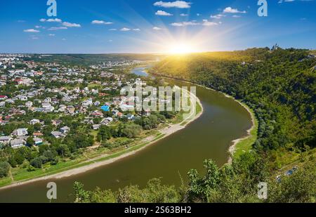 Der geschwungene Fluss fließt durch den Canyon. Blauer Himmel an sonnigen Sommertagen. Dramatische und malerische Szene. Top Panoramablick auf Zalischyky Stadt auf Dnist Stockfoto
