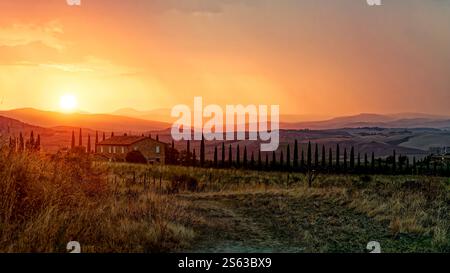 Ein wunderschöner Sonnenuntergang nach einem Sturm im mystischen Val D'Orcia, Toskana, Italien Stockfoto