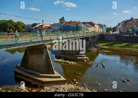 Lemberg, Ukraine - 9. August 2016: Menschen laufen auf einer Fußgängerbrücke über den Fluss UZH im Stadtzentrum. Es handelt sich um eine Stadt und Gemeinde in der Westukraine. Stockfoto