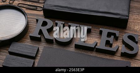 WORTREGELN mit Briefpapier auf hölzernem Hintergrund, Nahaufnahme Stockfoto