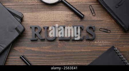 WORTREGELN mit Schreibwaren auf hölzernem Hintergrund Stockfoto