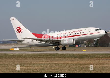 Air Algerie Boeing 737-600 mit der Registrierung 7T-VJU gerade in der Luft am Frankfurter Flughafen Stockfoto