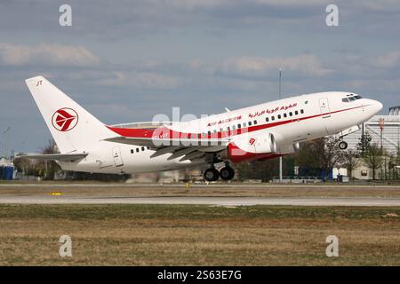 Air Algerie Boeing 737-600 mit der Registrierung 7T-VJT gerade in der Luft am Frankfurter Flughafen Stockfoto