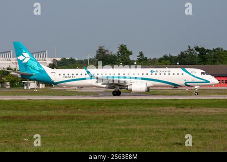 Italian Air Dolomiti Embraer 195 mit der Registrierung I-ADJM auf der Startbahn 18 des Frankfurter Flughafens Stockfoto