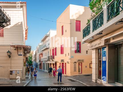 Adrianou St im Plaka Viertel, Athen, Griechenland, eine belebte Fußgängerzone mit Geschäften und alten Wohnhäusern. Stockfoto