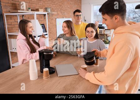 Junge Kolleginnen und Kollegen mit Kaffeepause im Büro Stockfoto