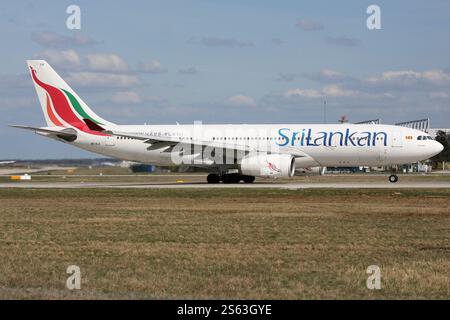 SriLankan Airlines Airbus A330-200 mit der Registrierung 4R-ALA auf Startbahn 18 des Frankfurter Flughafens Stockfoto