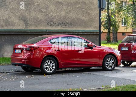 OSTRAVA, TSCHECHIEN - 4. OKTOBER 2023: Red Mazda 3 (BM, BN, 3. Generation) in Limousine mit Leichtmetallfelgen Stockfoto