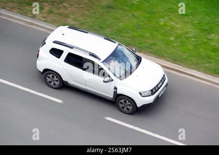 OSTRAVA, TSCHECHIEN – 28. MAI 2024: Weißer Dacia Duster SUV-Crossover mit Bewegungsunschärfe Stockfoto