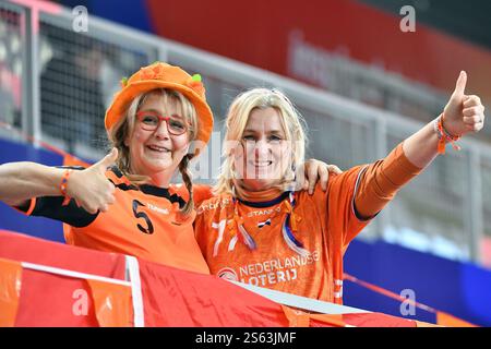 Varazdin, Kroatien. Januar 2025. VARAZDIN, KROATIEN - 15. JANUAR: Die niederländischen Unterstützer feuern am 15. Januar 2025 in Varazdin in der Varazdin Arena in Varazdin, Kroatien, das Spiel der IHF Handball-Weltmeisterschaft 2025 in der Gruppe D Runde 1 zwischen den Niederlanden und Guinea an. Foto: Vjeran Zganec Rogulja/PIXSELL Credit: Pixsell/Alamy Live News Stockfoto