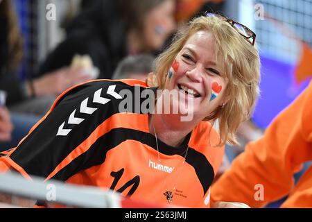 Varazdin, Kroatien. Januar 2025. VARAZDIN, KROATIEN - 15. JANUAR: Die niederländischen Unterstützer feuern am 15. Januar 2025 in Varazdin in der Varazdin Arena in Varazdin, Kroatien, das Spiel der IHF Handball-Weltmeisterschaft 2025 in der Gruppe D Runde 1 zwischen den Niederlanden und Guinea an. Foto: Vjeran Zganec Rogulja/PIXSELL Credit: Pixsell/Alamy Live News Stockfoto