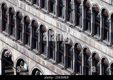 Bogenfenster auf dem Markusplatz von der Spitze des San Marco Campanile in Venedig, Italien Stockfoto