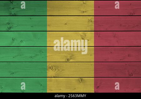 Mali-Flagge in hellen Farben an alten Holzwänden aus nächster Nähe dargestellt. Strukturiertes Banner auf rauem Hintergrund. Mali-Flagge in hellen Farben dargestellt Stockfoto