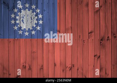 Myanmar-Flagge in hellen Farben an alten Holzwänden aus nächster Nähe dargestellt. Strukturiertes Banner auf rauem Hintergrund. Myanmar-Flagge in heller Farbe dargestellt Stockfoto