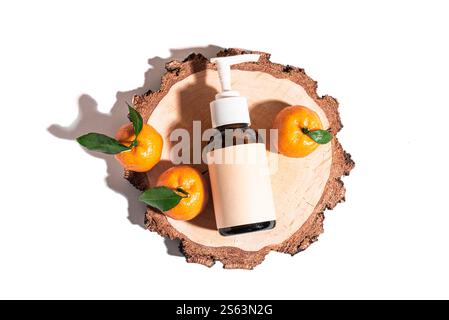 Kosmetikproduktspender und orange Zitrusfrüchte auf Holzschnitt isoliert auf weißem Hintergrund, Draufsicht, Designelement. Natürliche Schönheit, Körperpflege, Stockfoto