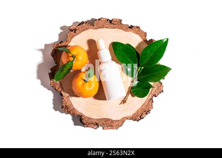 Gesicht Serum Tropfflasche mit grünen Blättern und Zitrusfrüchten auf hölzernem Schnitt isoliert auf weißem Hintergrund. Ätherisches Öl. Natürliche Schönheit und Hautpflege Stockfoto