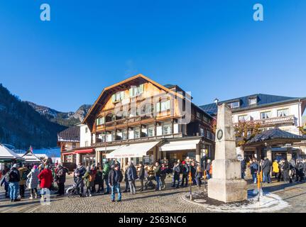 Schönau am Königssee: Touristen stellen sich auf ein Passagierboot auf dem Königssee zur St. Bartholomä-Kirche in Oberbayern, Berchtesgad Stockfoto