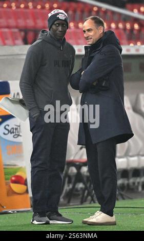 vor Spielbeginn: Aufsichtsratsvorsitzender Oliver Mintzlaff RasenBallsport RB Leipzig RBL im gespraech Diskussion. GER, VfB Stuttgart vs. RB Leipzig, Fussball, 1. Bundesliga 17. Spieltag, Saison 2024/2025, 15.01.2025. DFL-VORSCHRIFTEN VERBIETEN DIE VERWENDUNG VON FOTOS ALS BILDSEQUENZEN UND/ODER QUASI-VIDEO. Foto: Eibner-Pressefoto/Michael Weber Stockfoto