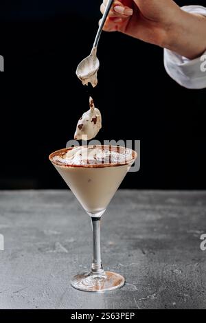 Dekadenter Espresso-Martini mit Schlagsahne und Kakao, serviert in einem Martini-Glas Stockfoto