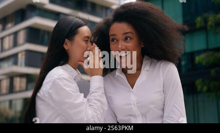 Asiatisch Koreanisch Chinesisch Afroamerikanerinnen Geschäftsfrauen flüstern geheim Klatsch Lachen Kollegen Kollegen Arbeiter Mädchen Frauen Unterhaltung Stockfoto