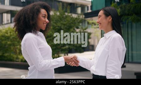 Afroamerikanisch Asiatisch Koreanisch Mädchen Kollegen Geschäftsfrauen treffen Handschütteln Begrüßung lächelndes Geschäft Interview Partnerschaft Stockfoto
