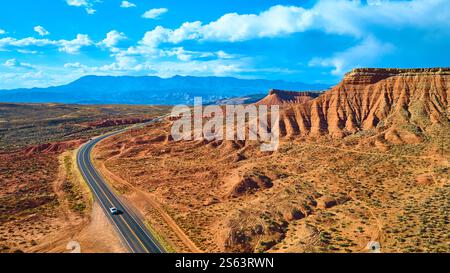 Die Red Rock Formations und die Winding Road in der Wüste Utah Stockfoto