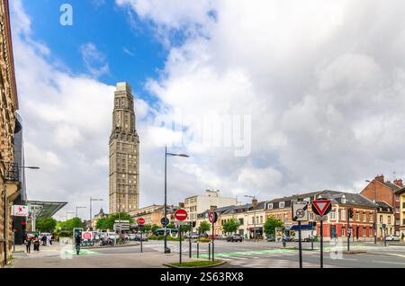 Amiens, Frankreich, 3. Juli 2023: Blick auf die Straße mit dem Turm des Tour Perret, Wohnhaus mit Hochhaus, fahrendem Autoverkehr, Straßenschildern und Walking People i Stockfoto