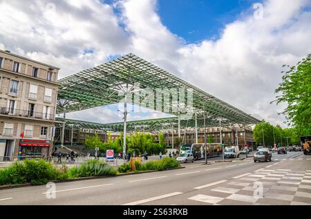 Amiens, Frankreich, 3. Juli 2023: Bahnhofsgebäude mit Glasdach Gare du Nord historisches Denkmal der Longueau-Boulogne-Eisenbahn und Blick auf die Straße Stockfoto