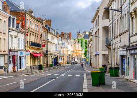 Amiens, Frankreich, 3. Juli 2023: Straßenblick auf das historische Stadtzentrum von Amiens mit typischen alten Gebäuden und Geschäften, Departement Somme, Hauts-de-France Re Stockfoto