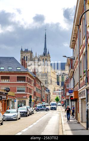 Amiens, Frankreich, 3. Juli 2023: Straße im historischen Stadtzentrum mit Kathedrale von Amiens Basilika unserer Lieben Frau von Amiens römisch-katholisches Kirchengebäude, so Stockfoto