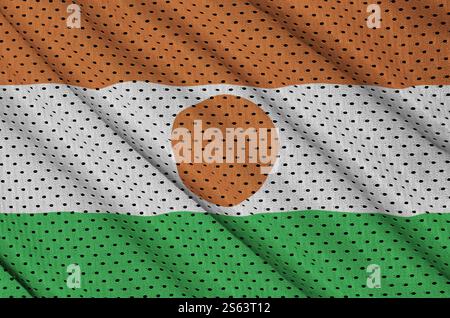 Niger-Flagge aufgedruckt auf einem Polyester-Nylon-Mesh-Material mit einigen Falten. Niger-Flagge aufgedruckt auf Polyester-Nylon-Sportswear-Mesh-Material mit Stockfoto