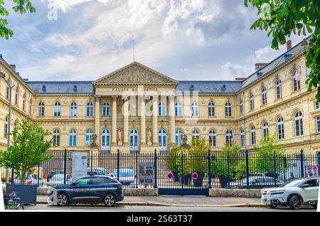 Amiens, Frankreich, 3. Juli 2023: Palais de Justice Cour d'Appel Palais im neoklassizistischen Stil, Blick auf die Fassade mit Säulen und den Innenhof Stockfoto